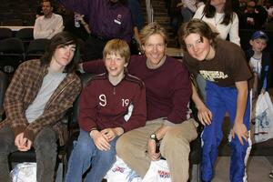 domkraft wagner, söner Peter och harrison söner vän jake harlem globetrotters spel häftklamrar Centrum los angeles, ca februari 20, 2006 foto