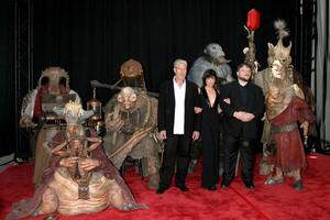 ron perlman selma blair guillermo del toro utgör med tecken från de film under en Foto möjlighet piror till de premiär av hellboy 2 på de by teater i westwood ca i juni 28 2008