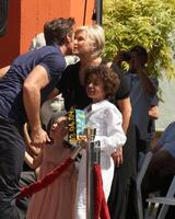 hugh jackman fru deborralee furness med dotter ava och son Oscar på de hugh jackman handavtryck fotavtryck ceremoni på graumans kinesisk teater förgård i los angeles kalifornien på april 21 2009 foto