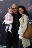 john varvatos familj anländer på de 7:e årlig john varvatos stuart hus fördel på de john varvatos Lagra i väst hollywood, ca på Mars 8, 2009 foto