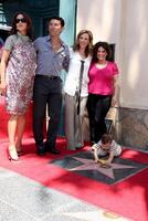 jennifer beals fabian sanchez marlee matlin och marissa jaret winokur son zev delta de hollywood promenad av berömmelse ceremoni för marlee matlin på hollywood boulevard i los angeles ca på Maj 6 2009 foto