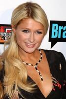 los angeles - okt 11 paris hilton ankommer på de verklig hemmafruar av beverly hlls premiär fest på trousdale teater på oktober 11, 2010 i väst hollywood, ca foto