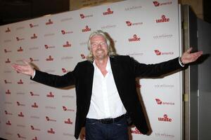 los angeles - nov 10 herr richard branson ankommer på de sten de kabash gala 2010 på dorothy chandler paviljong på november 10, 2010 i los angeles, ca foto