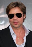 los angeles - juli 19 brad pitt anlända på de salt premiär på Graumans kinesisk teater på 19 juli, 2010 i los angeles, ca foto