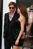 los angeles - juli 19 brad pitt Angelina jolie anlända på de salt premiär på Graumans kinesisk teater på 19 juli, 2010 i los angeles, ca foto