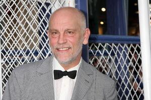 los angeles sep 30 john malkovich ankommer på de sekretariat premiär på el capitan teater på september 30 2010 i los angeles ca foto