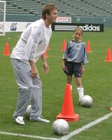 David beckham demonstrerar fotboll Kompetens för barn efter Tryck konferens till meddela fotboll akademi början i falla 2005 på de Hem depå Centrum i så Kalifornien. Carson, ca juni 2, 2005 foto