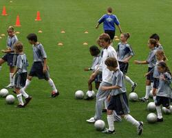 David beckham demonstrerar fotboll Kompetens för barn efter Tryck konferens till meddela fotboll akademi början i falla 2005 på de Hem depå Centrum i så Kalifornien. Carson, ca juni 2, 2005 foto