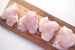 rått kycklingkött på en skärbräda foto