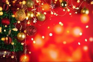 juldekoration bollar och ornament över abstrakt bokeh bakgrund med kopia utrymme. semester bakgrund gratulationskort för jul och nyår. god Jul foto