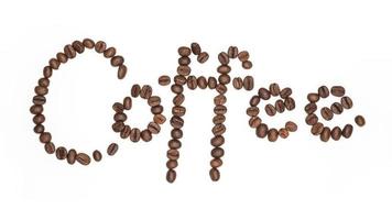 bokstaven ordet kaffe gjort av kaffebönor, isolerad på vitt. begrepp, alfabet, teckensnitt foto
