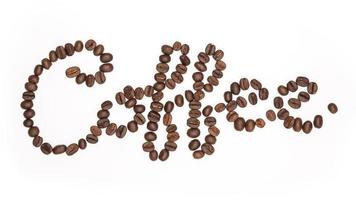 bokstaven ordet kaffe gjort av kaffebönor, isolerad på vitt. koncept, typsnitt gjort kaffebönor foto