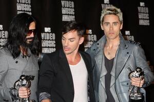 los angeles sep 12 tomo milicevich shannon leto och jared leto av 30 sekunder till fördärvar i de Tryck rum på de 2010 mtv video musik utmärkelser på Nokia la leva på september 12 2010 i los angeles ca foto