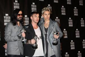 los angeles sep 12 tomo milicevich shannon leto och jared leto av 30 sekunder till fördärvar i de Tryck rum på de 2010 mtv video musik utmärkelser på Nokia la leva på september 12 2010 i los angeles ca foto