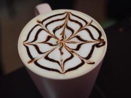 närbild toppen av latte art på varm kaffekopp