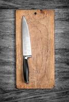 kniv med trä- styrelse foto