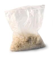 paket av torr vit ris i närbild foto