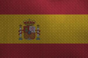 Spanien flagga avbildad i måla färger på gammal borstat metall tallrik eller vägg närbild. texturerad baner på grov bakgrund foto