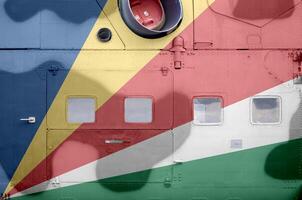 Seychellerna flagga avbildad på sida del av militär armerad helikopter närbild. armén krafter flygplan konceptuell bakgrund foto