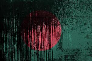 bangladesh flagga avbildad i måla färger på gammal och smutsig olja tunna vägg närbild. texturerad baner på grov bakgrund foto