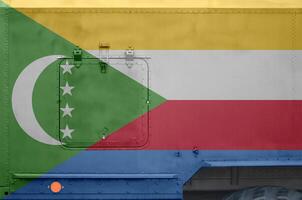 komorerna flagga avbildad på sida del av militär armerad lastbil närbild. armén krafter konceptuell bakgrund foto