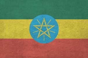 etiopien flagga avbildad i ljus måla färger på gammal lättnad putsning vägg. texturerad baner på grov bakgrund foto