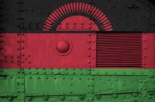malawi flagga avbildad på sida del av militär armerad tank närbild. armén krafter konceptuell bakgrund foto