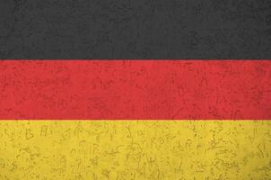 Tyskland flagga avbildad i ljus måla färger på gammal lättnad putsning vägg. texturerad baner på grov bakgrund foto
