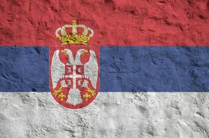 serbia flagga avbildad i ljus måla färger på gammal lättnad putsning vägg. texturerad baner på grov bakgrund foto