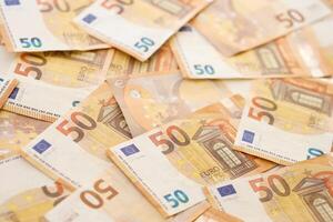 mycket stor belopp av femtio europeisk euro sedlar i enorm lugg foto