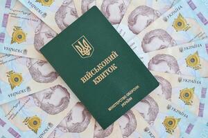 ukrainska militär id och hryvnian räkningar. betalningar till soldater av de ukrainska armé, löner till de militär foto