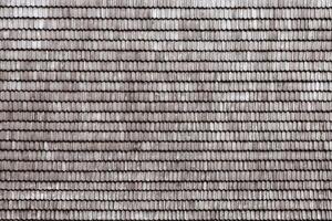 grå trä- tak plattor bakgrund textur. en stänga upp av gammal grå tak täckt med trä- plattor foto