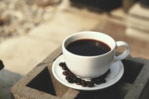 kaffe kopp varm på trä- gammal tabell i de morgon- foto