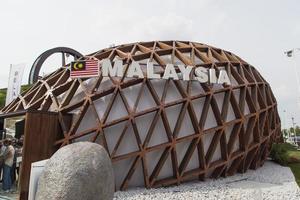 milano, Italien, 1 juni 2015 - oidentifierade personer vid malaysiska paviljongen på mässan 2015 i Milano, Italien. Expo 2015 ägde rum från 1 maj till 31 oktober 2015. foto