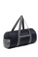 stänga upp utomhus- trendig mode sporter beställnings- nylon- crossbody axel rem väska medium storlek duffel Gym resa påsar för män kvinnor isolerat på vit bakgrund. topp se. två tona i blå handväska. foto