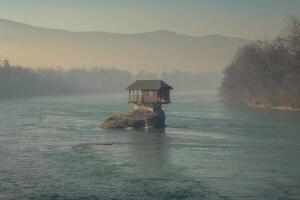 ensam hus på drina flod i serbia foto