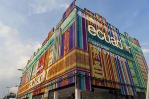 Milano, Italien, 1 juni 2015 - oidentifierade personer vid ecuadorpaviljongen på mässan 2015 i Milano, Italien. Expo 2015 ägde rum från 1 maj till 31 oktober 2015.