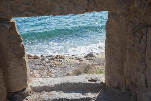 tillgång till stranden på Rhodos genom stadsmuren. grekland. foto