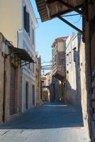 trevlig gata vid Rhodos gamla stan utan folk. grekland foto