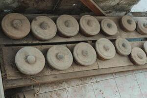 gammal och rustik metall gamelan, traditionell balinesisk slående musik instrument för ensemble musik, traditionell musik i bali och java, Indonesien. foto