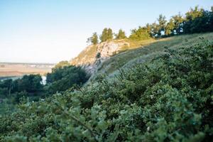 tidigt morgon, de Sol falls på de fjäll, grön skog, natur av Ryssland, bashkortostan blå sjö miljö foto