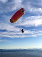 paraglider är flygande i de blå himmel foto