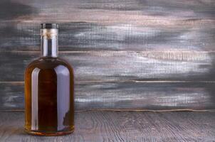 flaska av whisky på en trä- foto