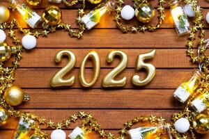 Lycklig ny år trä- tal 2025 på mysigt festlig brun trä- bakgrund med paljetter, snö, lampor av girlanger. hälsningar, vykort. kalender, omslag foto
