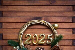 Lycklig ny år gyllene tal 2025 på mysigt festlig brun trä- bakgrund med paljetter, snö, lampor av girlanger. hälsningar, vykort. kalender, omslag foto
