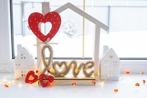 nyckel till mycket liten hus av mysigt Hem med valentine dekor på de fönsterbräda. gåva för valentines dag, familj kärlek bo. design, projekt, rör på sig till ny hus, inteckning, hyra och inköp verklig egendom foto