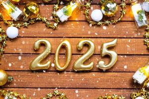 Lycklig ny år trä- tal 2025 på mysigt festlig brun trä- bakgrund med paljetter, snö, lampor av girlanger. hälsningar, vykort. kalender, omslag foto