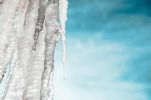 istappar på de bakgrund av de blå himmel. vinter, frost foto