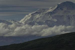 denali närbild med moln foto