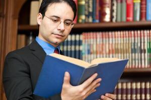 advokat läsning en bok foto